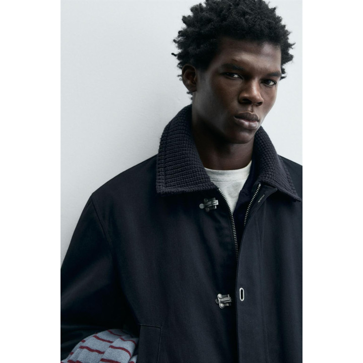 Куртка с застежкой на металлические застежки и контрастным воротником