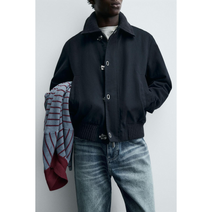 Куртка с застежкой на металлические застежки и контрастным воротником