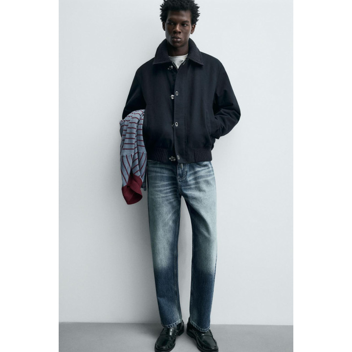 Куртка с застежкой на металлические застежки и контрастным воротником