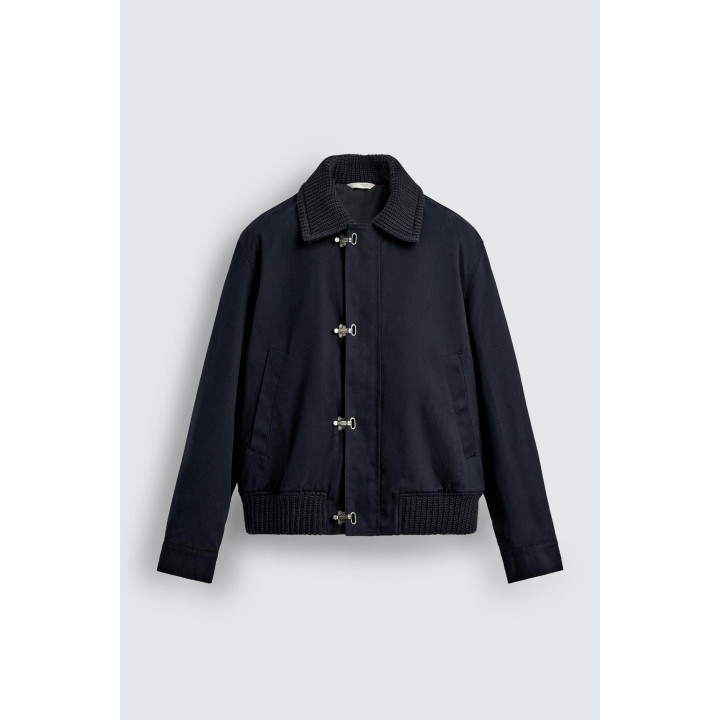 Куртка с застежкой на металлические застежки и контрастным воротником