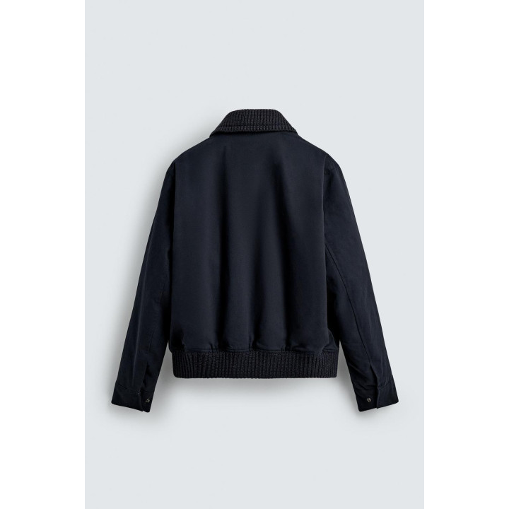 Куртка с застежкой на металлические застежки и контрастным воротником