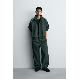 БРЮКИ-ДЖОГГЕРЫ ИЗ ВЫСОКОТЕХНОЛОГИЧНОЙ ТКАНИ С КОНТРАСТНЫМИ ДЕТАЛЯМИ