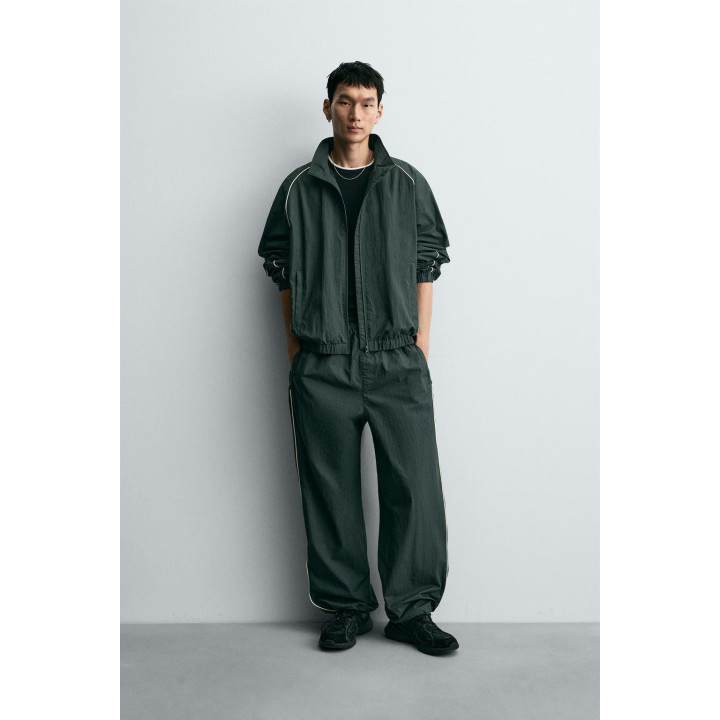 БРЮКИ-ДЖОГГЕРЫ ИЗ ВЫСОКОТЕХНОЛОГИЧНОЙ ТКАНИ С КОНТРАСТНЫМИ ДЕТАЛЯМИ