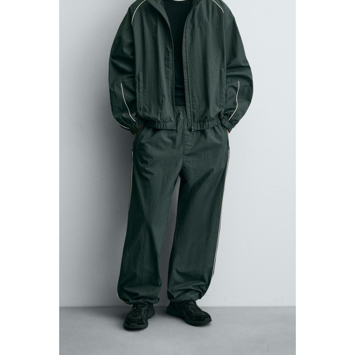 БРЮКИ-ДЖОГГЕРЫ ИЗ ВЫСОКОТЕХНОЛОГИЧНОЙ ТКАНИ С КОНТРАСТНЫМИ ДЕТАЛЯМИ