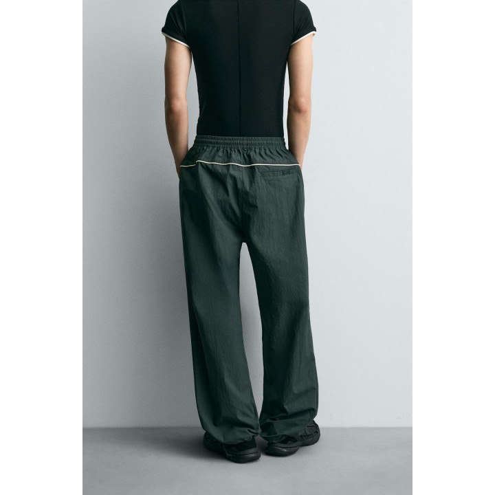 БРЮКИ-ДЖОГГЕРЫ ИЗ ВЫСОКОТЕХНОЛОГИЧНОЙ ТКАНИ С КОНТРАСТНЫМИ ДЕТАЛЯМИ