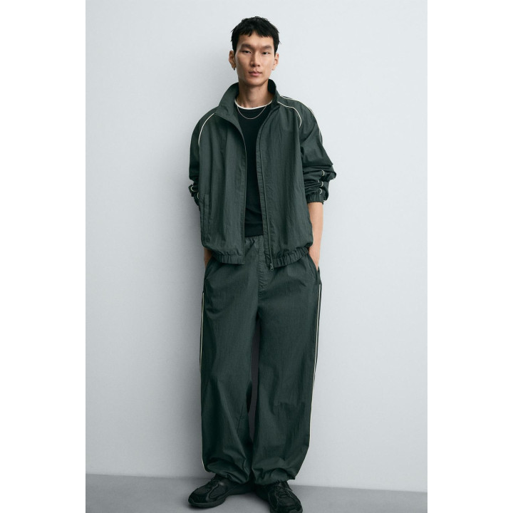 БРЮКИ-ДЖОГГЕРЫ ИЗ ВЫСОКОТЕХНОЛОГИЧНОЙ ТКАНИ С КОНТРАСТНЫМИ ДЕТАЛЯМИ