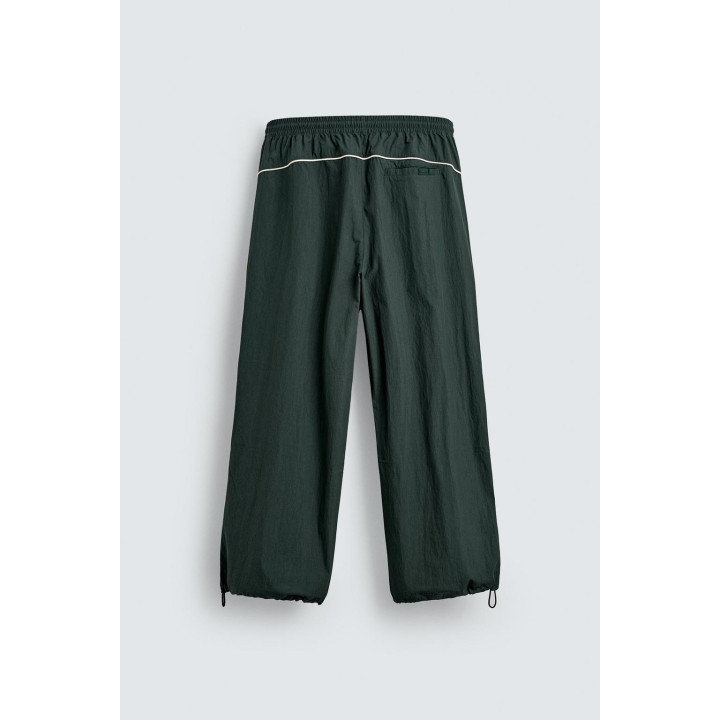 БРЮКИ-ДЖОГГЕРЫ ИЗ ВЫСОКОТЕХНОЛОГИЧНОЙ ТКАНИ С КОНТРАСТНЫМИ ДЕТАЛЯМИ