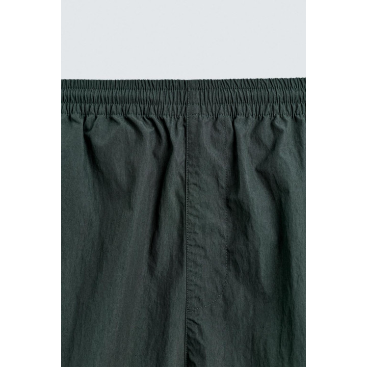 БРЮКИ-ДЖОГГЕРЫ ИЗ ВЫСОКОТЕХНОЛОГИЧНОЙ ТКАНИ С КОНТРАСТНЫМИ ДЕТАЛЯМИ