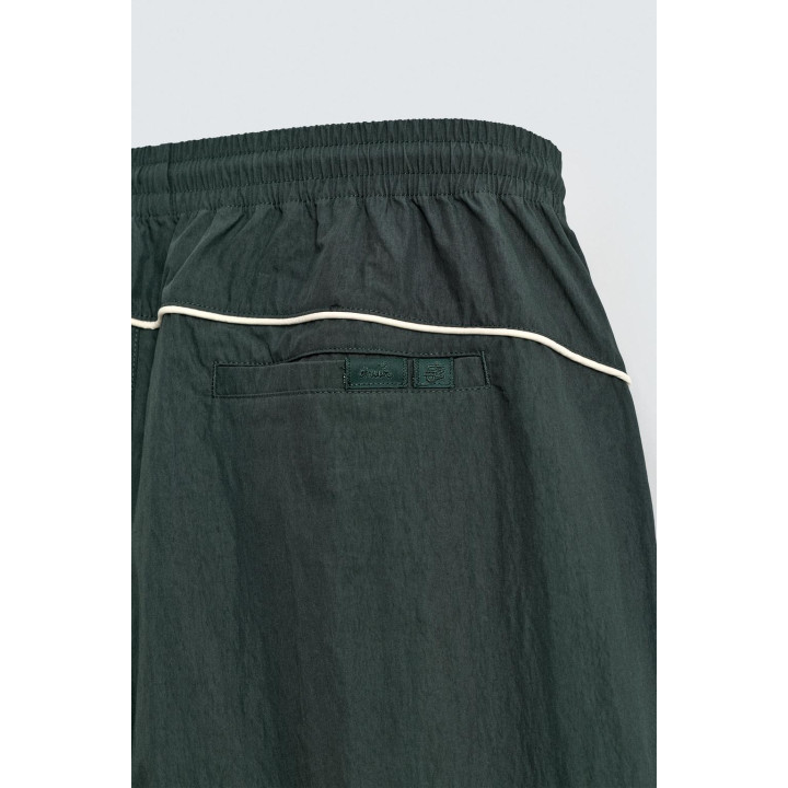 БРЮКИ-ДЖОГГЕРЫ ИЗ ВЫСОКОТЕХНОЛОГИЧНОЙ ТКАНИ С КОНТРАСТНЫМИ ДЕТАЛЯМИ