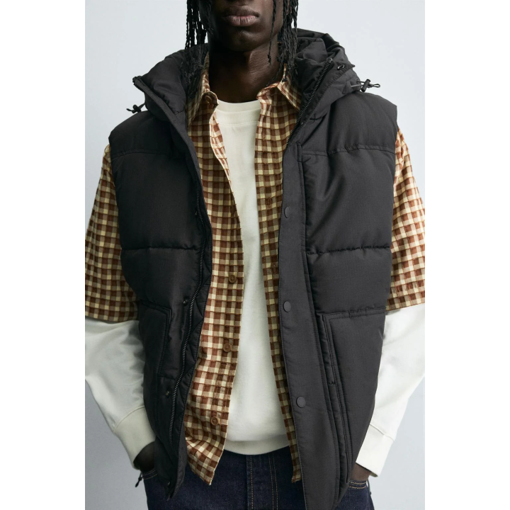 СТЕГАНЫЙ ЖИЛЕТ С КАПЮШОНОМ