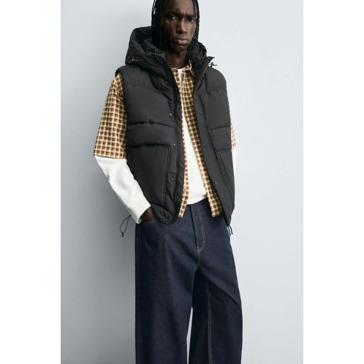 СТЕГАНЫЙ ЖИЛЕТ С КАПЮШОНОМ