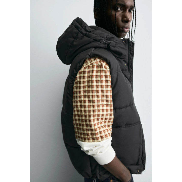 СТЕГАНЫЙ ЖИЛЕТ С КАПЮШОНОМ