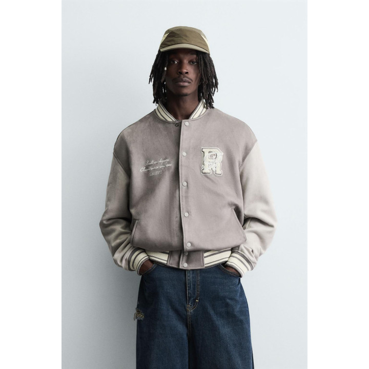 Бомбер из искусственной замши с нашивками