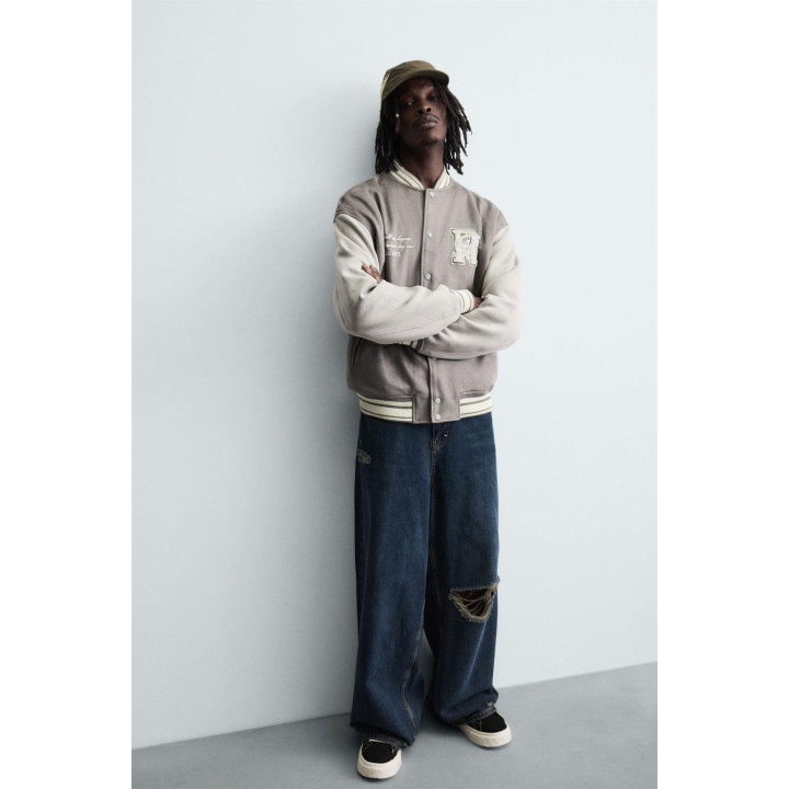 Бомбер из искусственной замши с нашивками