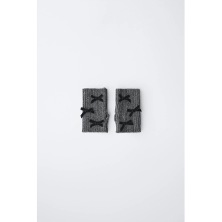 ВЯЗАНЫЕ МИТЕНКИ С БАРХАТНЫМИ БАНТАМИ