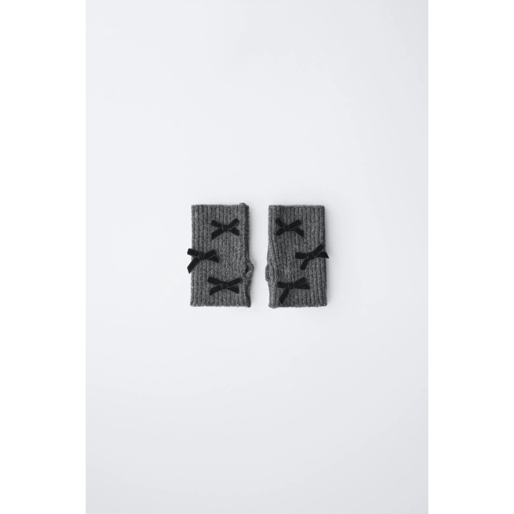 ВЯЗАНЫЕ МИТЕНКИ С БАРХАТНЫМИ БАНТАМИ