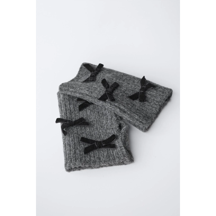 ВЯЗАНЫЕ МИТЕНКИ С БАРХАТНЫМИ БАНТАМИ