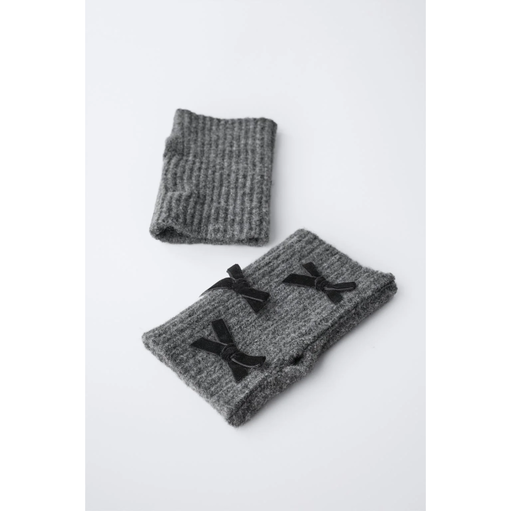 ВЯЗАНЫЕ МИТЕНКИ С БАРХАТНЫМИ БАНТАМИ