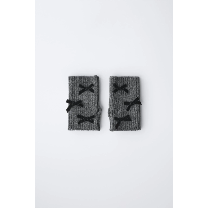 ВЯЗАНЫЕ МИТЕНКИ С БАРХАТНЫМИ БАНТАМИ