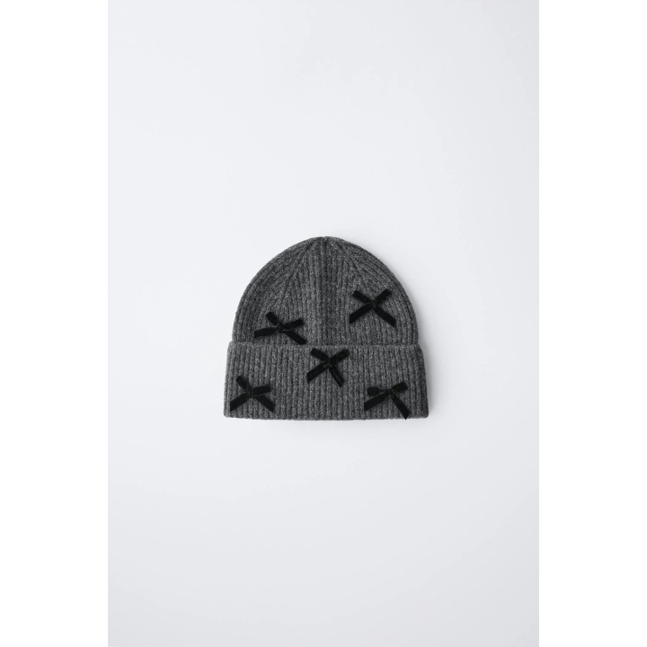 Вязаная шапка с отворотом и аппликациями из бархата