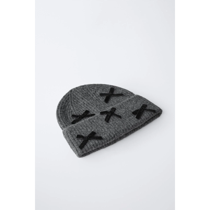 Вязаная шапка с отворотом и аппликациями из бархата
