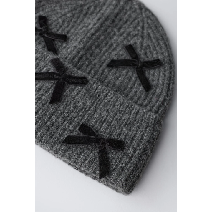 Вязаная шапка с отворотом и аппликациями из бархата