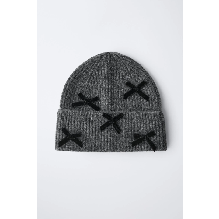 Вязаная шапка с отворотом и аппликациями из бархата