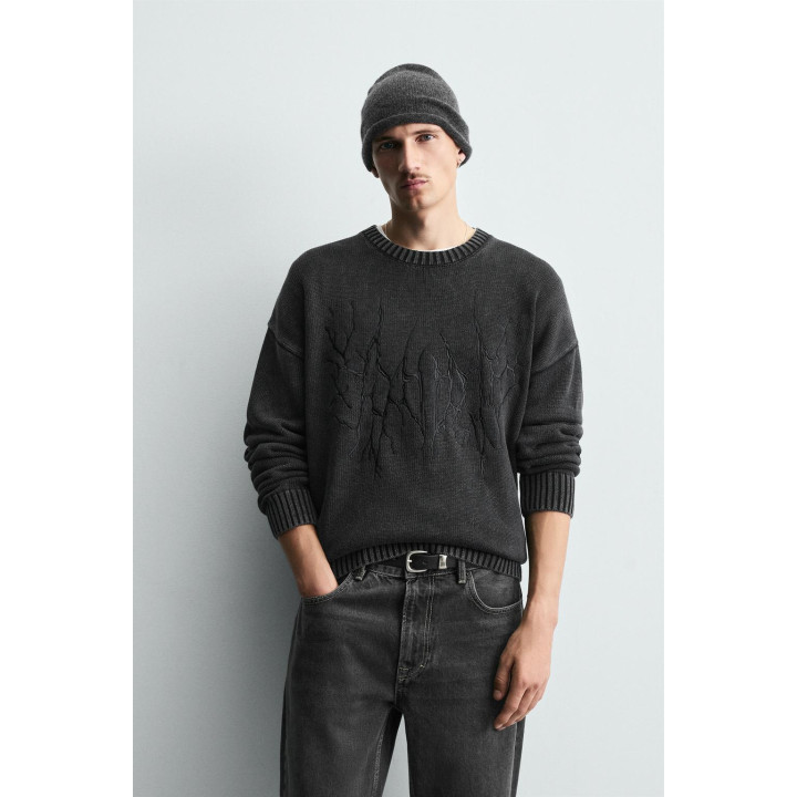 СВИТЕР С ЭФФЕКТОМ ПОТЕРТОСТИ И ВЫШИВКОЙ