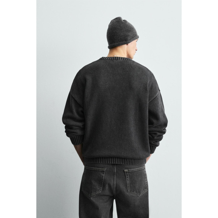 СВИТЕР С ЭФФЕКТОМ ПОТЕРТОСТИ И ВЫШИВКОЙ