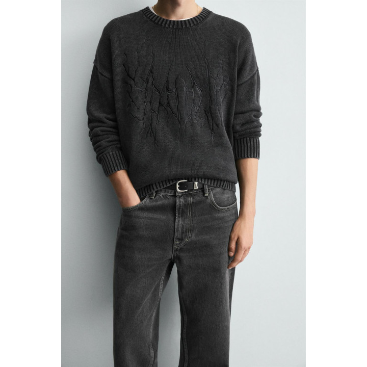 СВИТЕР С ЭФФЕКТОМ ПОТЕРТОСТИ И ВЫШИВКОЙ