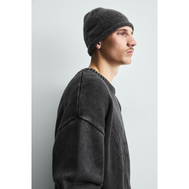 СВИТЕР С ЭФФЕКТОМ ПОТЕРТОСТИ И ВЫШИВКОЙ