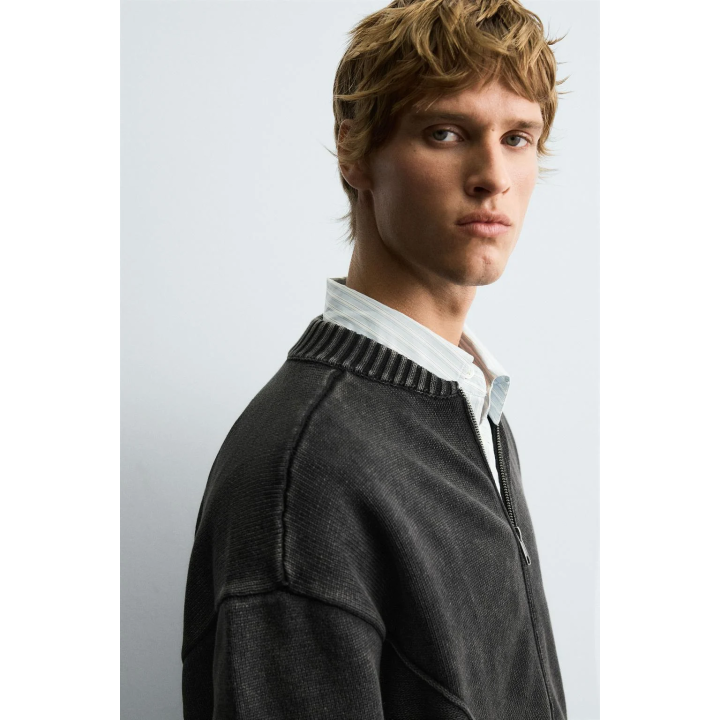 ТРИКОТАЖНЫЙ БОМБЕР С ЭФФЕКТОМ ПОТЕРТОСТИ