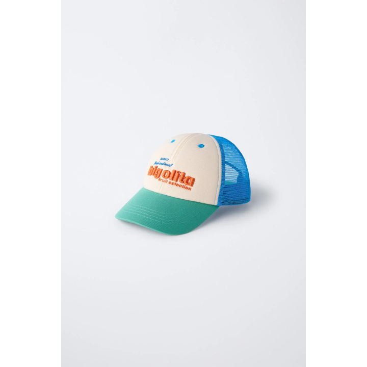 Кепка с сеткой и объемным текстом