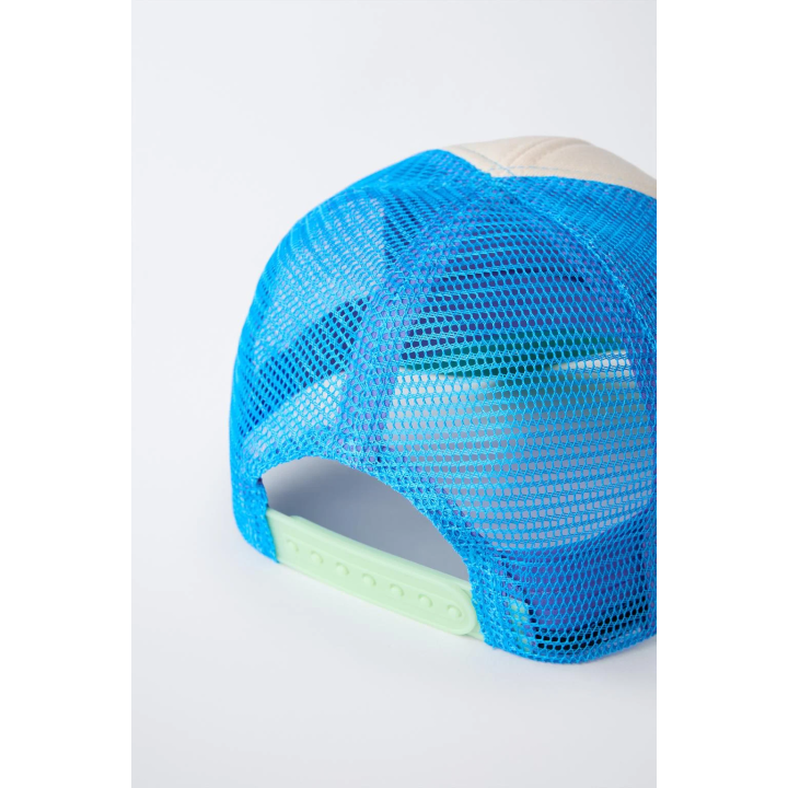 Кепка с сеткой и объемным текстом