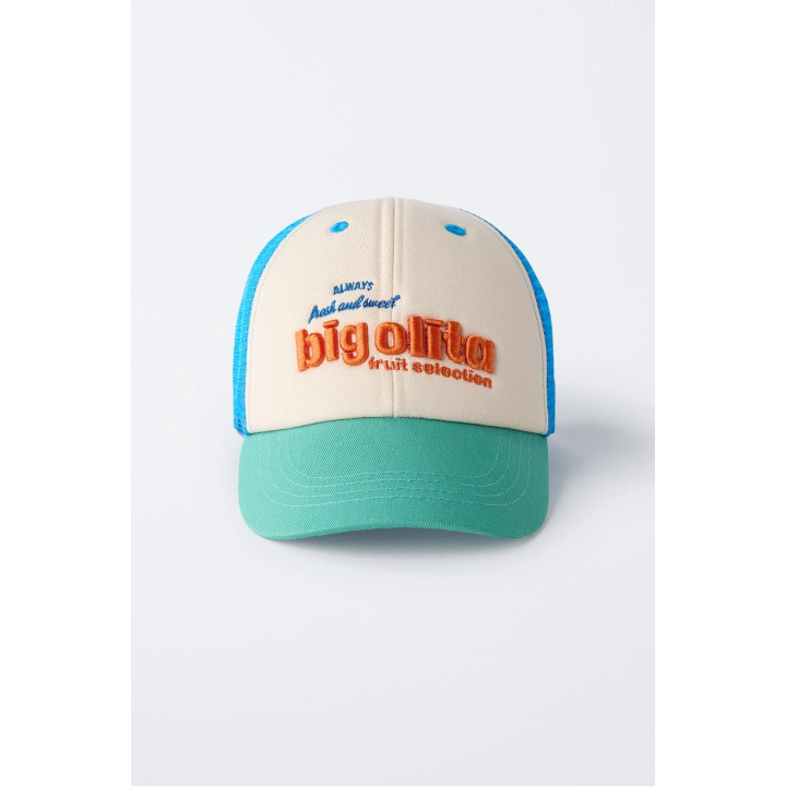 Кепка с сеткой и объемным текстом