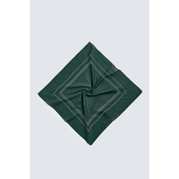 БАНДАНА С КОНТРАСТНОЙ ВЫШИВКОЙ