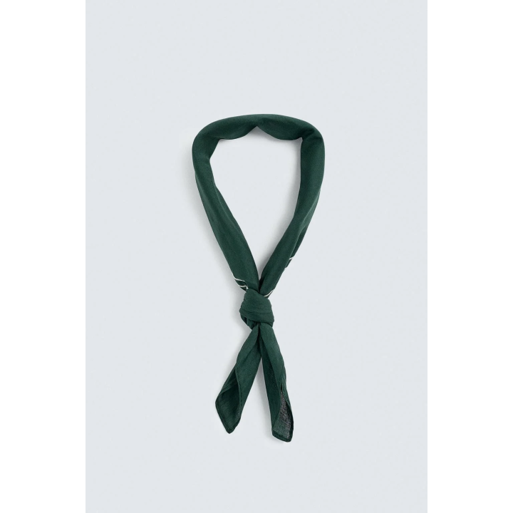 БАНДАНА С КОНТРАСТНОЙ ВЫШИВКОЙ