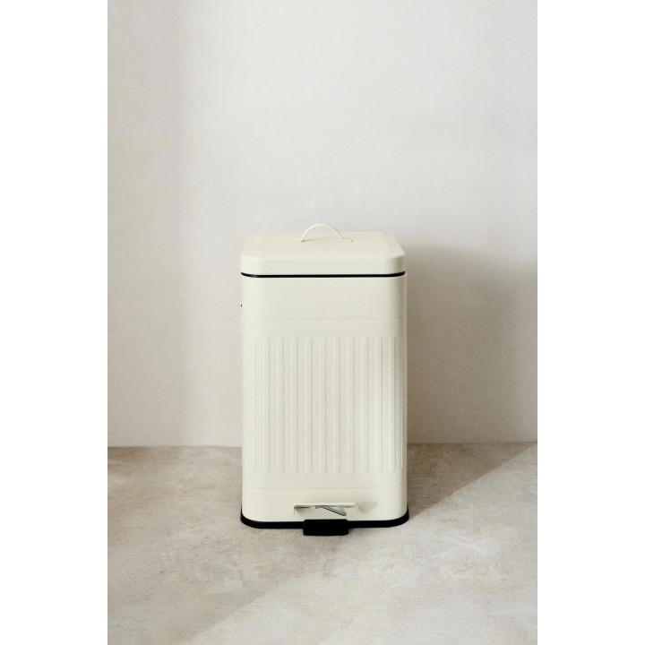 БАНДАНА С КОНТРАСТНОЙ ВЫШИВКОЙ