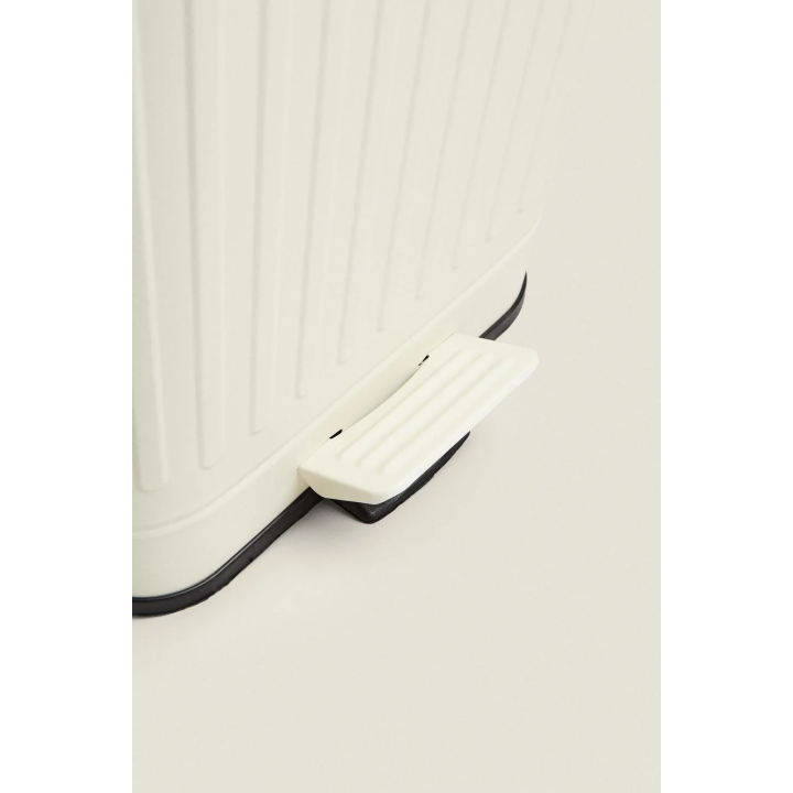 БАНДАНА С КОНТРАСТНОЙ ВЫШИВКОЙ