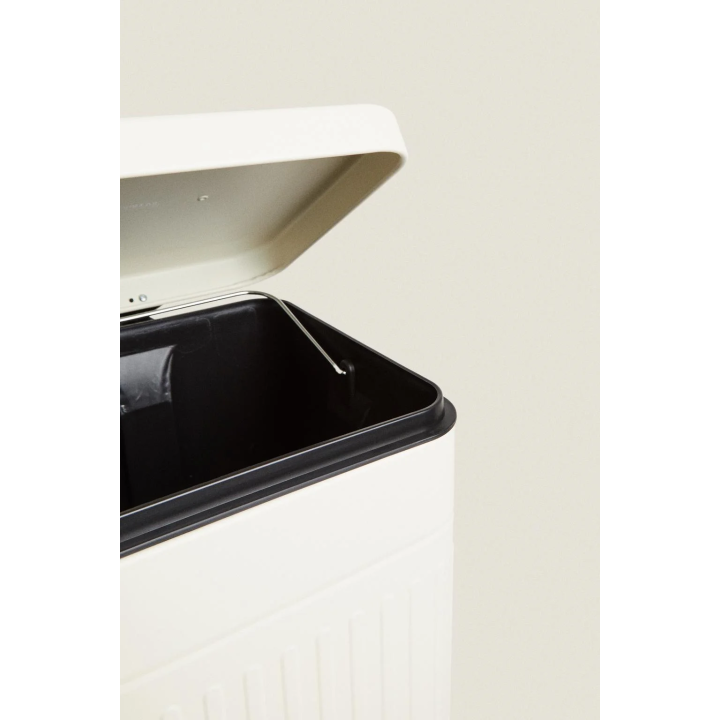 БАНДАНА С КОНТРАСТНОЙ ВЫШИВКОЙ