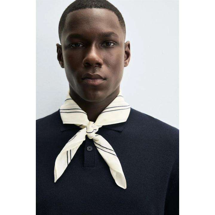 БАНДАНА С КОНТРАСТНОЙ ВЫШИВКОЙ