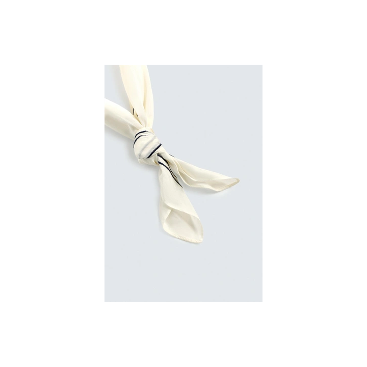 БАНДАНА С КОНТРАСТНОЙ ВЫШИВКОЙ