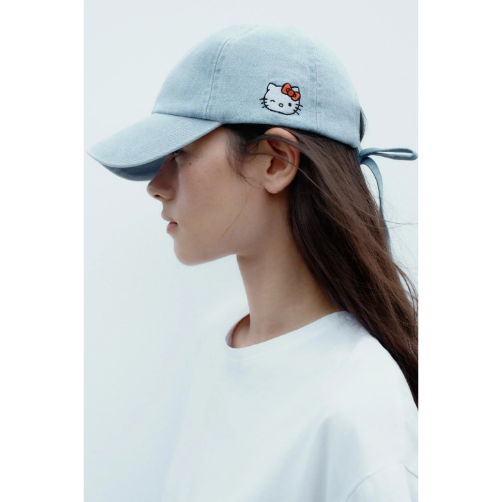 ДЖИНСОВАЯ КЕПКА HELLO KITTY © 2025 SANRIO