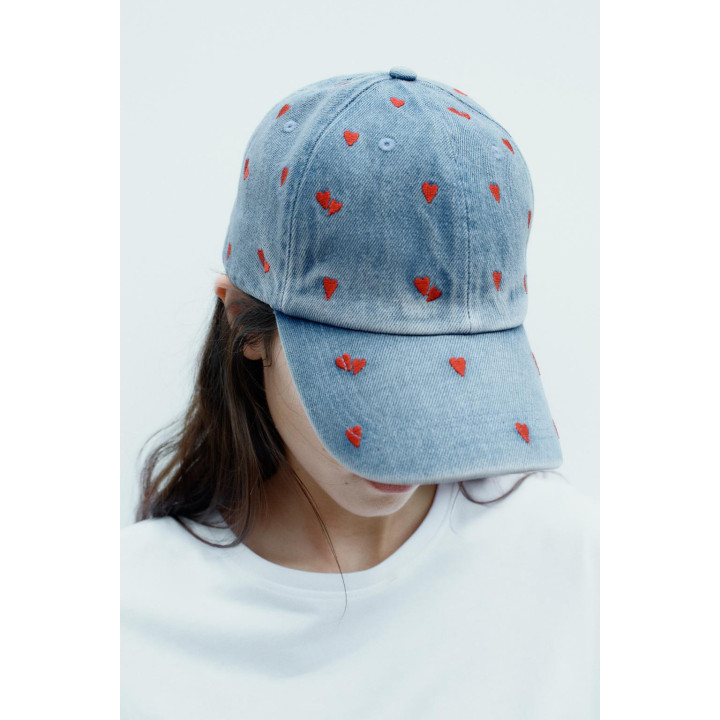 ДЖИНСОВАЯ КЕПКА С ВЫШИВКОЙ В ВИДЕ СЕРДЕЦ