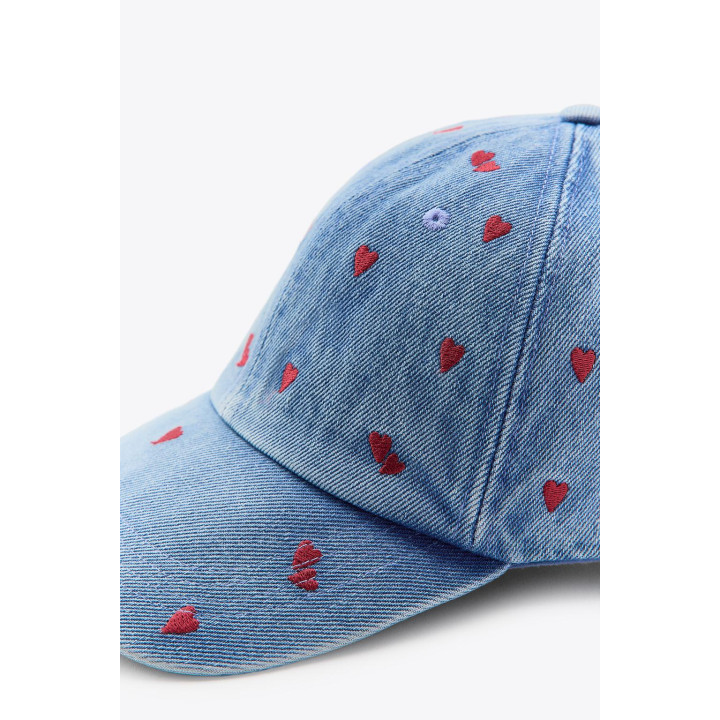 ДЖИНСОВАЯ КЕПКА С ВЫШИВКОЙ В ВИДЕ СЕРДЕЦ