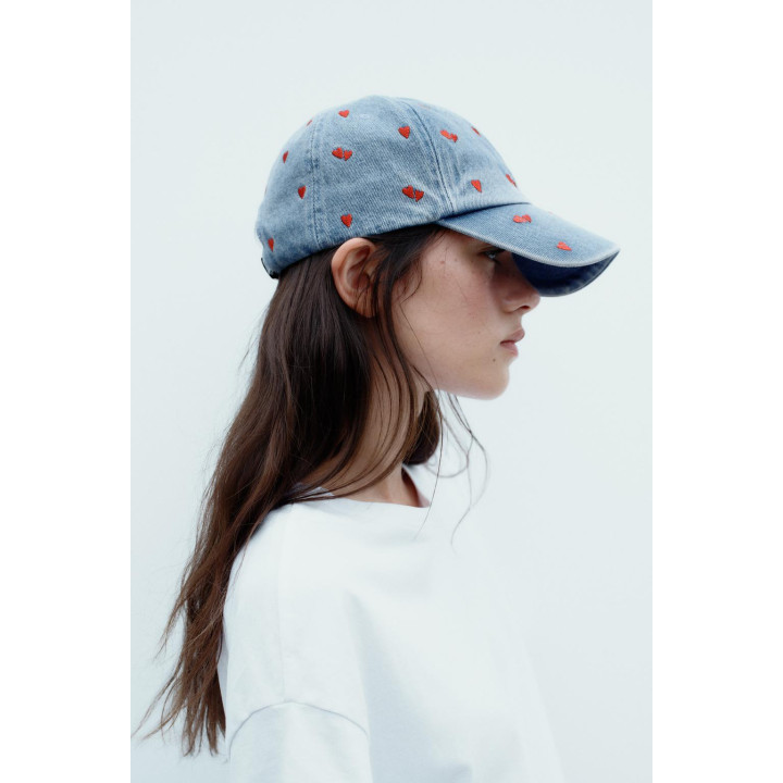 ДЖИНСОВАЯ КЕПКА С ВЫШИВКОЙ В ВИДЕ СЕРДЕЦ