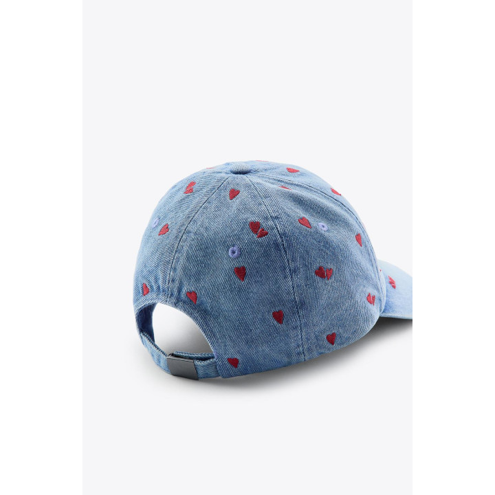 ДЖИНСОВАЯ КЕПКА С ВЫШИВКОЙ В ВИДЕ СЕРДЕЦ