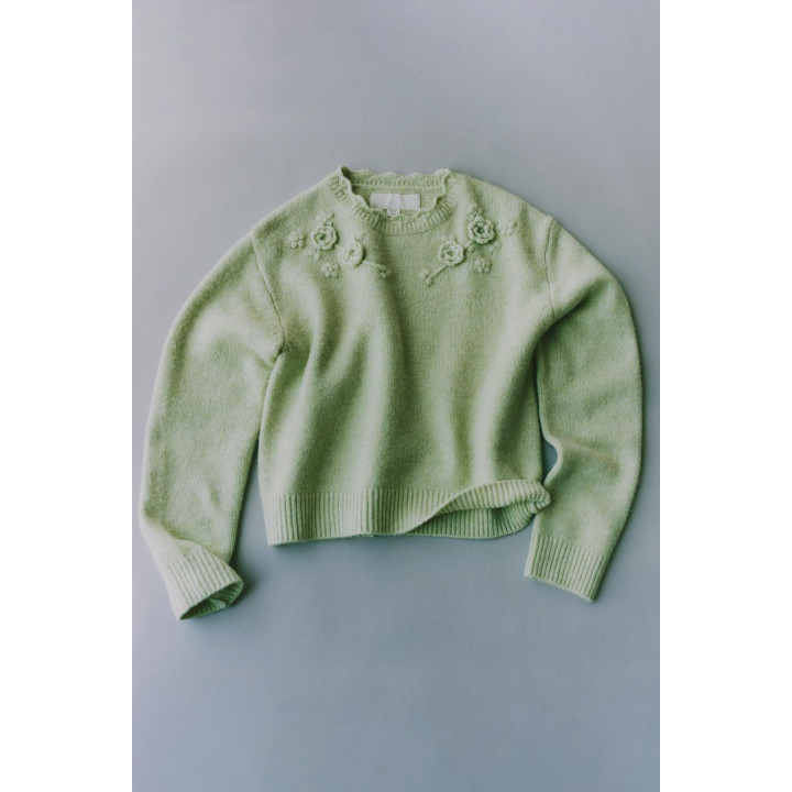 СВИТЕР С ЦВЕТОЧНЫМИ ДЕТАЛЯМИ ИЗ КРУЖЕВА КРОШЕ