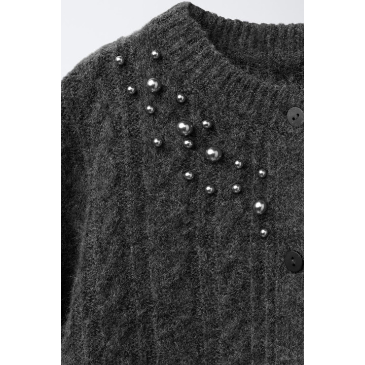 ВЯЗАНЫЙ КАРДИГАН С ЖЕМЧУГОМ И УЗОРОМ «КОСЫ»