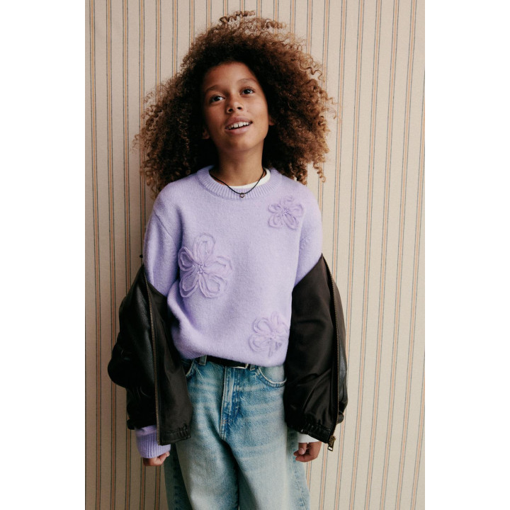 ВЯЗАНЫЙ ДЖЕМПЕР С ЦВЕТАМИ И ТЮЛЕМ